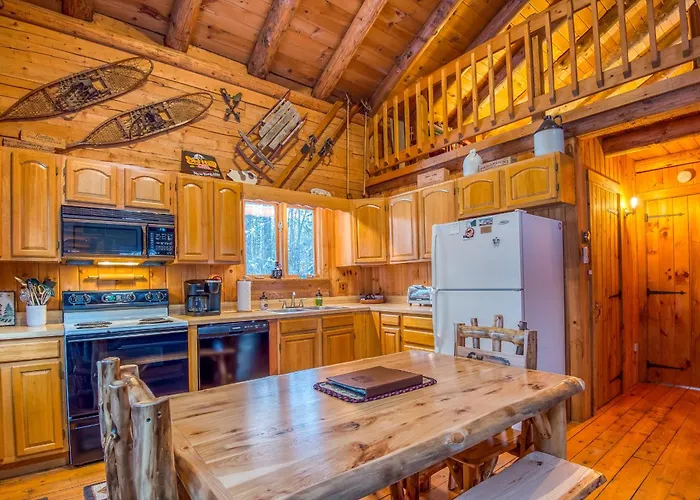 Family-Focused & Pet-Friendly Log Cabin With 4Br 2Ba Sleeps 10