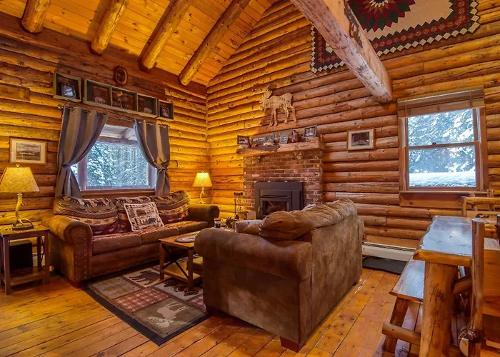 Family-Focused & Pet-Friendly Log Cabin With 4Br 2Ba Sleeps 10