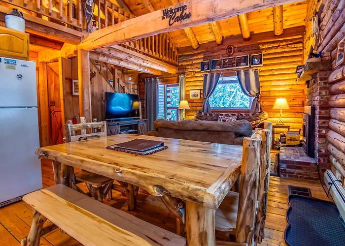 Family-Focused & Pet-Friendly Log Cabin With 4Br 2Ba Sleeps 10