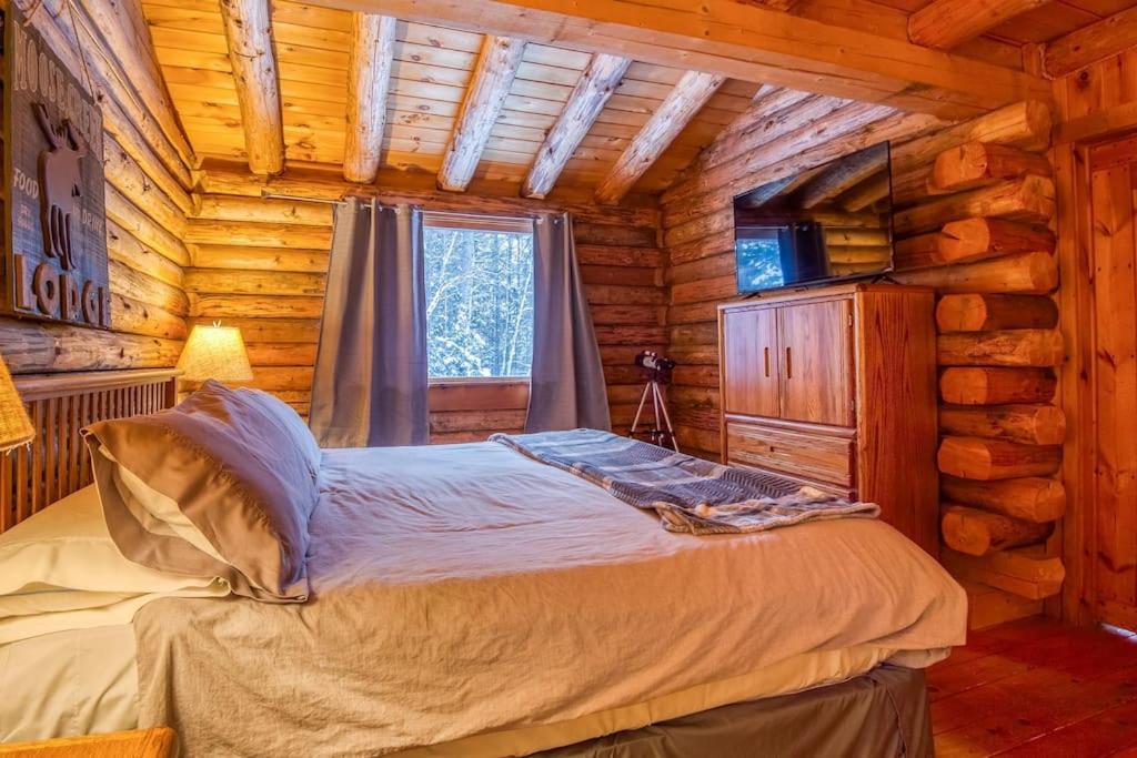 Family-focused & Pet-friendly Log With 4br 2ba Sleeps 10