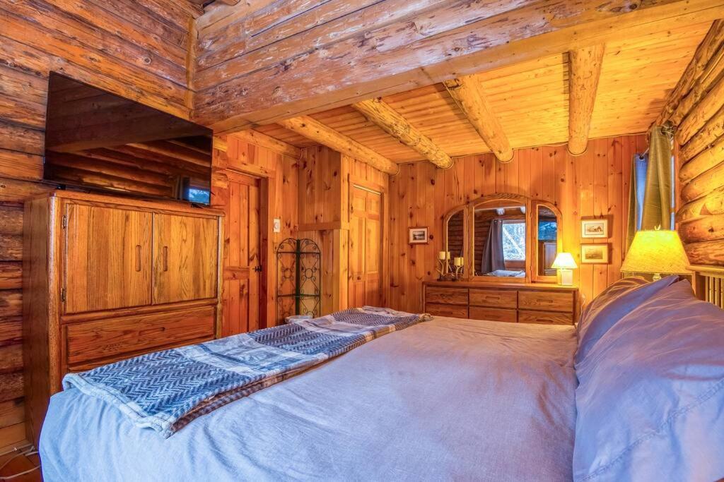 Family-focused & Pet-friendly Log With 4br 2ba Sleeps 10 Hébergement de vacances *