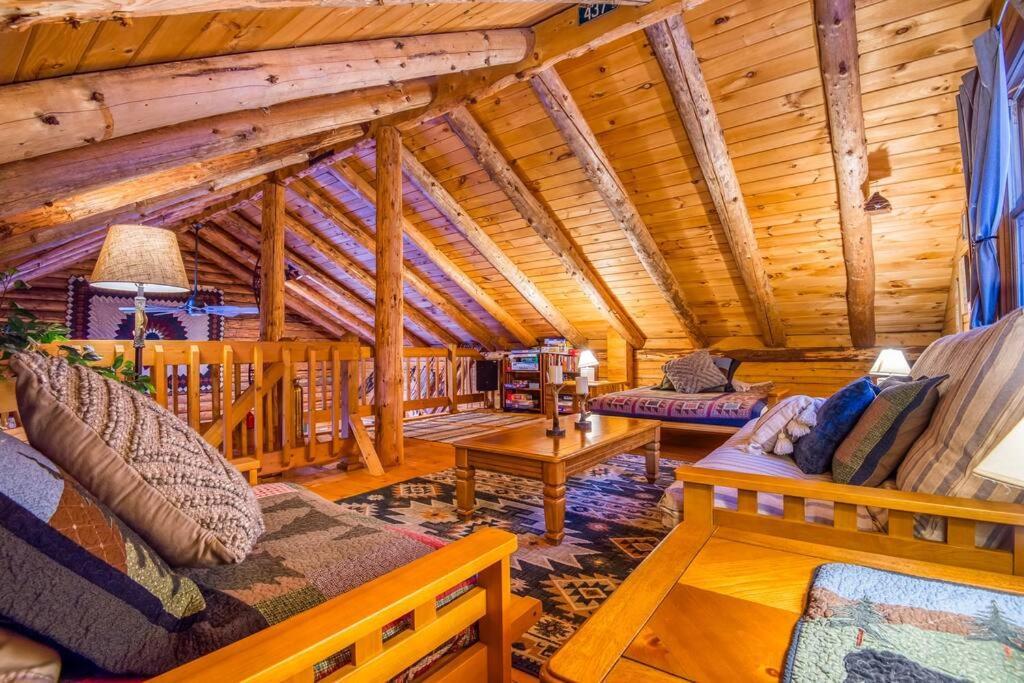Hébergement de vacances Family-focused & Pet-friendly Log With 4br 2ba Sleeps 10 *