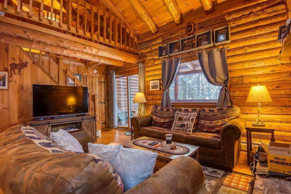 Family-focused & Pet-friendly Log With 4br 2ba Sleeps 10 *