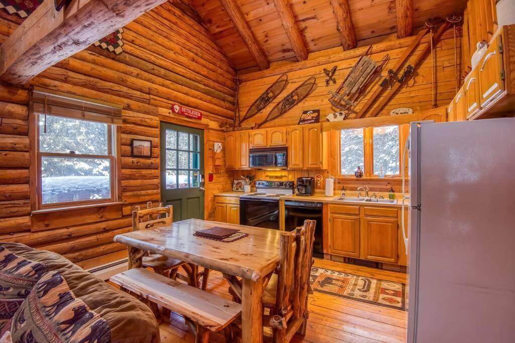 Family-focused & Pet-friendly Log With 4br 2ba Sleeps 10