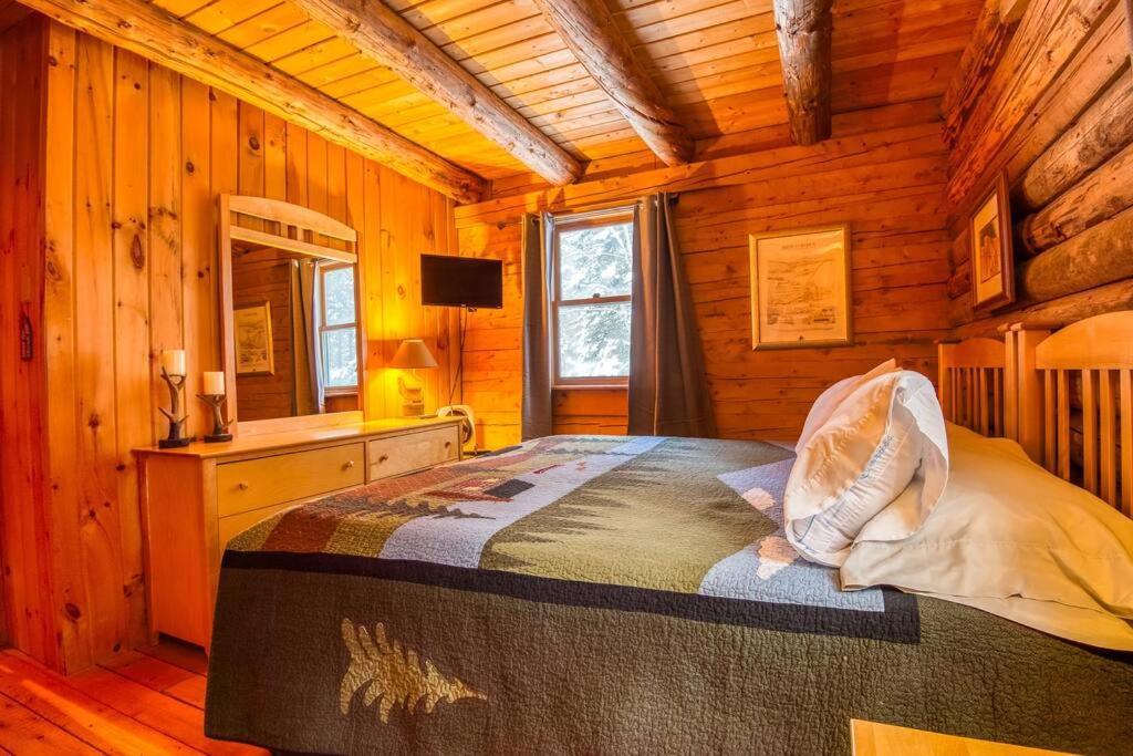Family-focused & Pet-friendly Log With 4br 2ba Sleeps 10 *