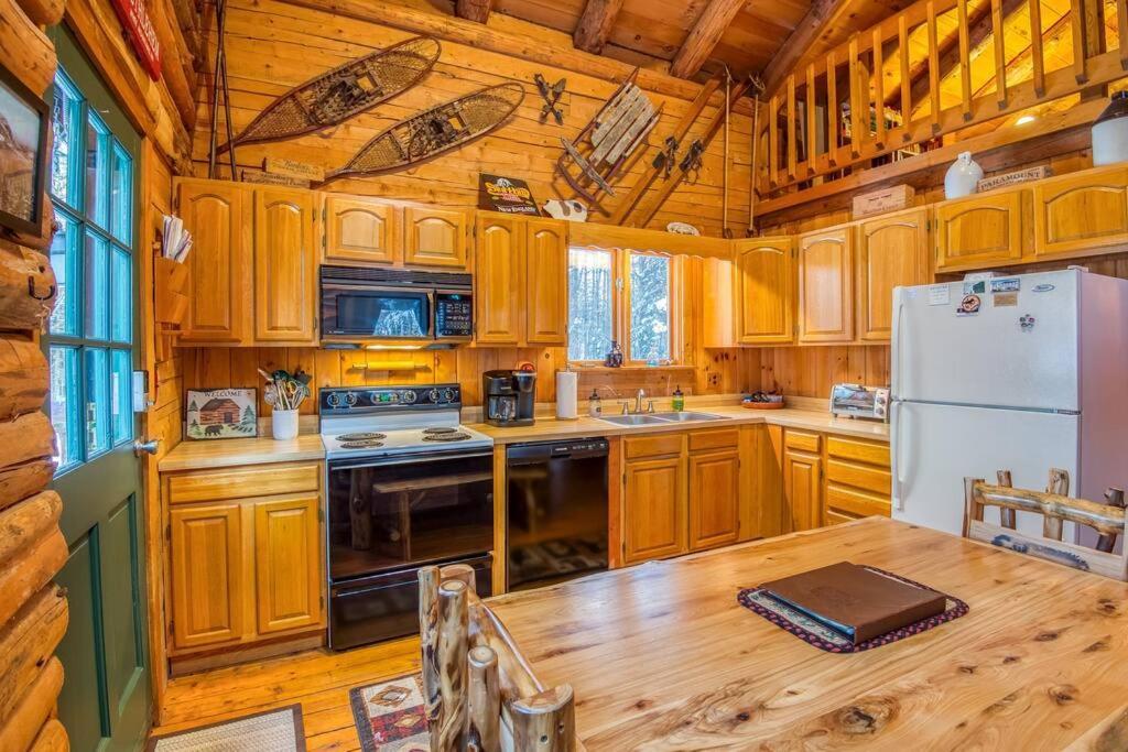 Family-focused & Pet-friendly Log With 4br 2ba Sleeps 10 Hébergement de vacances *